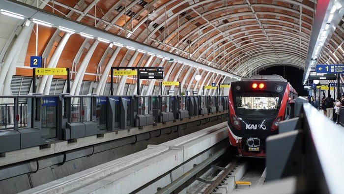 Penumpang LRT Jabodebek Terpaksa Evakuasi Jalan Kaki, Operator: Ini Pilihan Terakhir