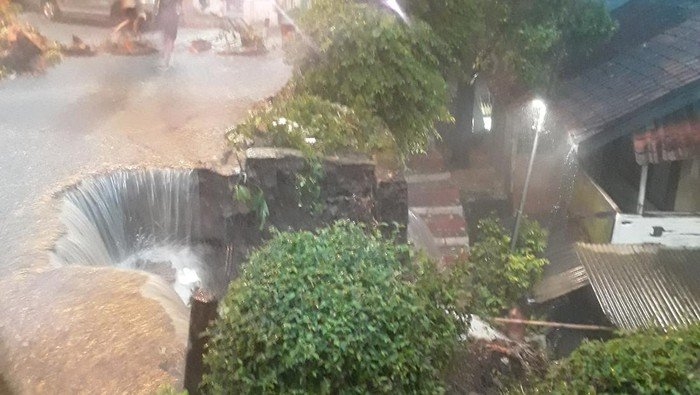 Tragedi di Bondongan Bogor: Tebing Longsor, 12 Rumah Terdampak Hujan Deras