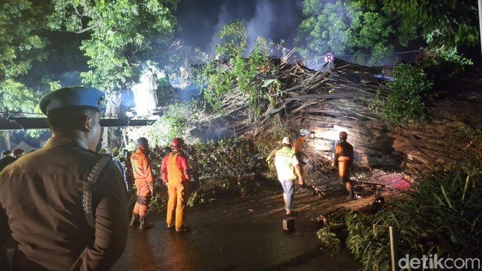 **Stasiun Bogor Terancam, Penanganan Pohon Tumbang Diperkirakan Selesai Pagi Ini**