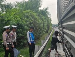 Truk Terbakar di Tol Cawang Jakarta, Diduga Akibat Panas dari Pengereman – Update 1
