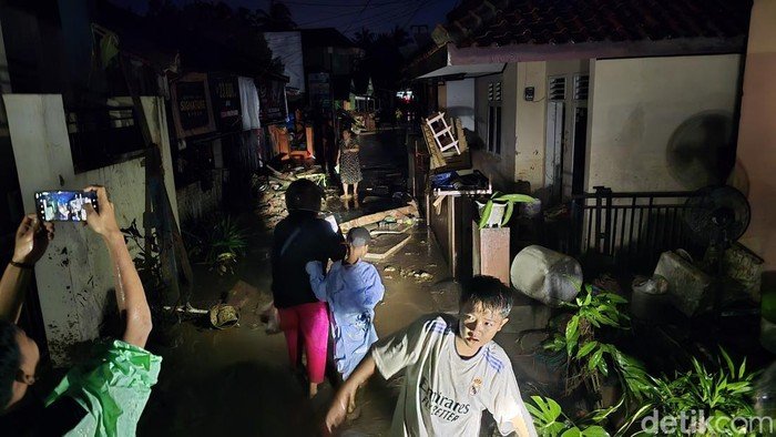 Ratusan Warga Cisolok Sukabumi Terpaksa Ungsi, Banjir Bandang Menerjang dengan Kecepatan yang驚人