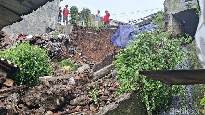 Tebing 10 Meter Longsor di Bondongan,