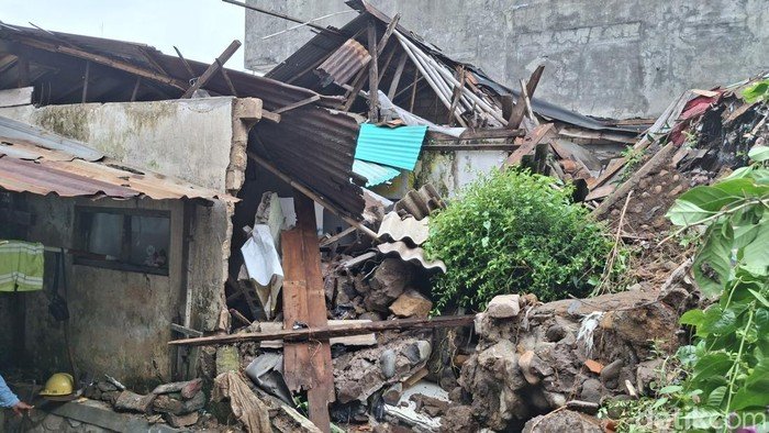 Longsor di Bondongan, Bogor,_memutus Pasokan Air Bersih untuk 200 Rumah
