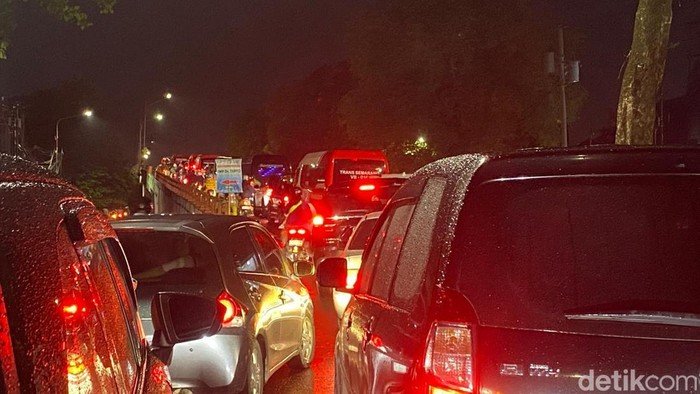 [Cerita Menakjubkan Pengendara yang Terjebak Macet Karena Banjir Semarang: Tak Bisa Bergerak]
