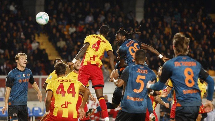Lecce Vs Napoli: Partenopei Menang Tipis 1-0, Lecce Menunjukkan Perlawanan Sengit di Depan Publik Mereka