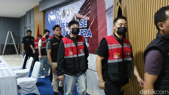 **6 WNA China Dideportasi dari Jogja karena Menyalahgunakan Izin Tinggal**