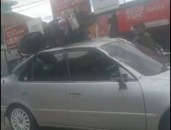 Kecelakaan Maut di Cilegon: Motor Nyangkut di Atap Mobil, Tragis!