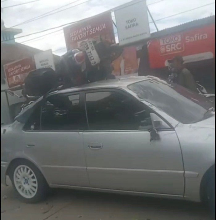 Kecelakaan Maut di Cilegon: Motor Nyangkut di Atap Mobil, Tragis!