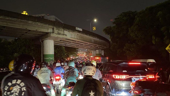 Lalin TB Simatupang Macet Parah Malam Ini, Pemotor Sampai Matikan Mesin - Update 3