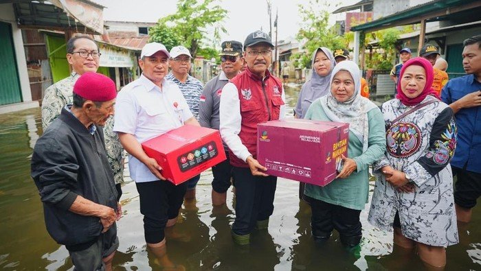 Tinjau Banjir Semarang, Gus Ipul Pastikan Penyaluran Bantuan untuk Korban - Update 3