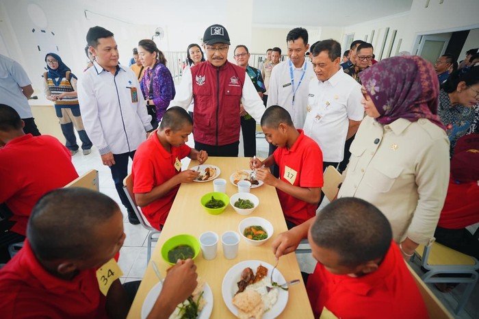 Gus Ipul: Anak Lulus Sekolah Rakyat, Keluarganya Juga Naik Kelas - Update 3