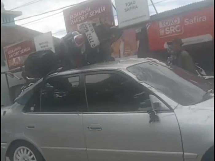 Maut di Cilegon: Motor Nyangkut di Atap, Tragedi Jalanan Sejuta Pertanyaan!