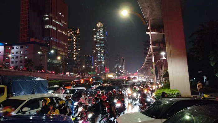 Malam Ini Jakarta Tertekan, Macet Massal di Jaksel!