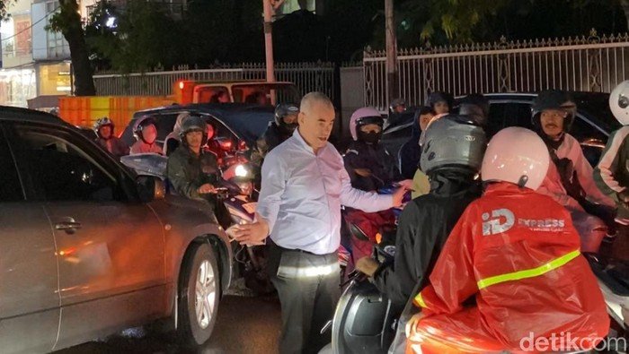 Dari Bule ke 'Pak Ogah' Dadakan: Kisah Menegangkan di Macet Kemang Jaksel!