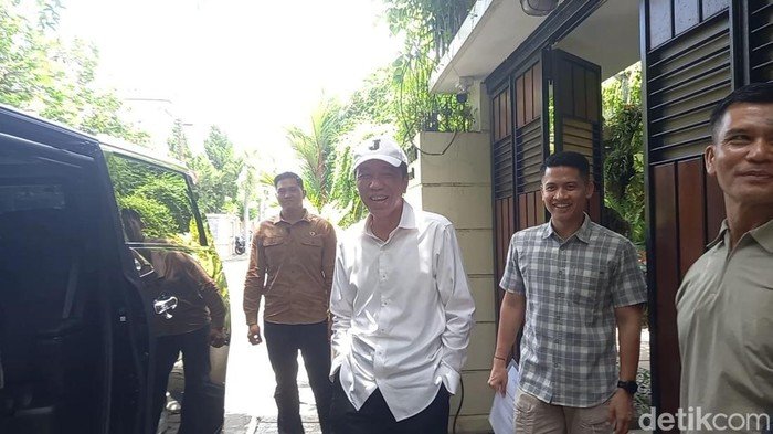 Jokowi dan Topi 'J' - Arti di Balik Tren Terkini