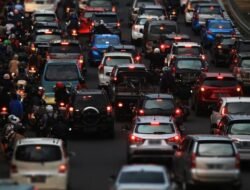 “Bencana Truk Amblas, Lalin Cengkareng Jakbar Malam Ini Menjadi Mimpi buruk Para Pengendara!”