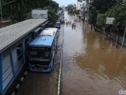 Banjir Menerjang, Rute TransJakarta Terganggu