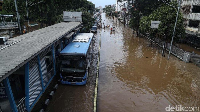 Banjir Menerjang, Rute TransJakarta Terganggu