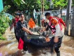 Brimob Polda Metro Patroli SAR dan Evakuasi Korban Banjir di Pondok Aren – Update 2