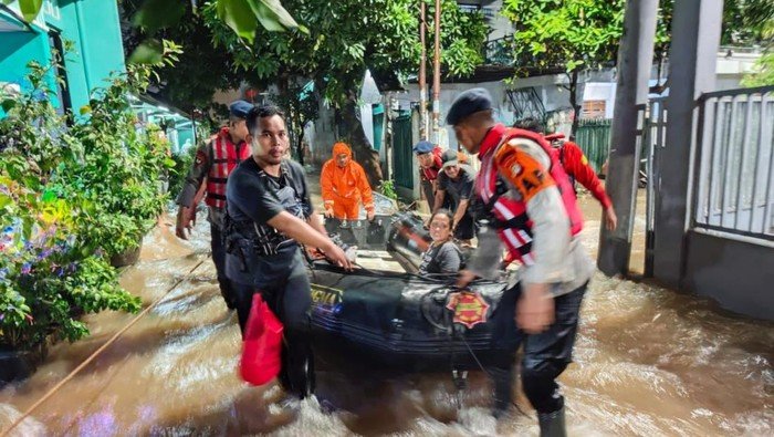 Brimob Polda Metro Patroli SAR dan Evakuasi Korban Banjir di Pondok Aren - Update 2