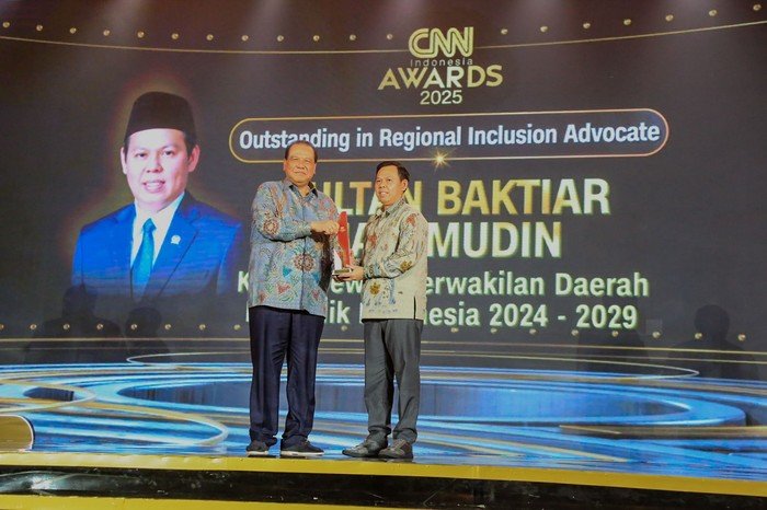 Perjuangkan Daerah Otonom, Ketua DPD Raih CNN Award 2025 - Update 3