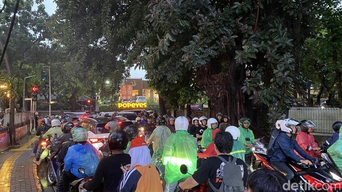 Banjir-Macet di Kemang: Kisah Mereka yang Tak Pernah Berhenti Berjuang sebagai Pedagang Curhat Pegel