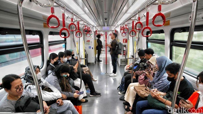 Naik LRT Jadi Lebih Praktis dengan QRIS Tap, Ini Caranya!