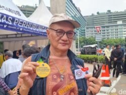 “Transum Jakarta: Lansia Rela Antre 5 Jam, Senangnya Dapatkan Kartu Gratis!”