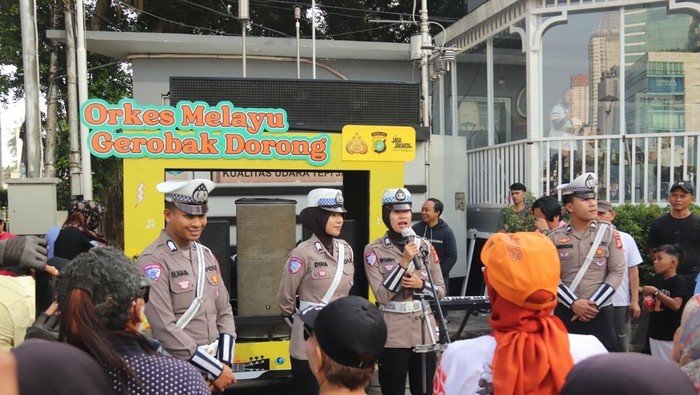 Nyanyi Bukan Hanya untuk Hiburan: Polwan Metro Edukasi Warga di CFD Sambil Cegah Angka Kecelakaan Melonjak