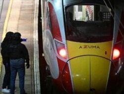 Dari Kebutuhan ke Keberanian: Kisah Pria Tua yang Selamatkan Wanita dalam Penusukan Massal di Kereta Inggris