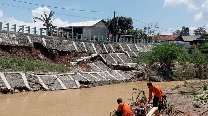 Darurat! Banjir-Longsor menghancurkan 3 Kampung di Jonggol Bogor, Tembok Penahan Tanah Ponpes Ambruk!