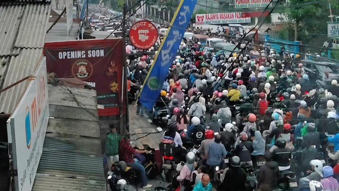 Siang Tadi, Jalur Puncak Bogor Macet Parah! Polisi Desak Wajib One Way
