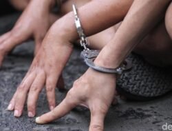 2 Pria di Tambora Jakbar Nekat Curi Paket, Sambil Kurir Salat!