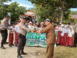 Polisi Rohul Tanam Bukan Hukuman, Tapi Pohon di 21 Sekolah dalam Gerakan Green Policing!