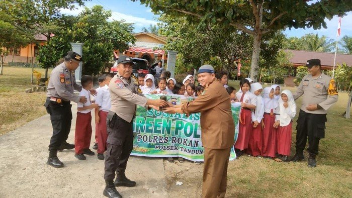Polisi Rohul Tanam Bukan Hukuman, Tapi Pohon di 21 Sekolah dalam Gerakan Green Policing!
