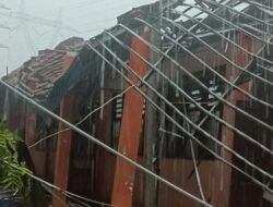 Hujan Deras Nyabu Atap SMKN 1 Gunung Putri, Siswa Terluka Parah