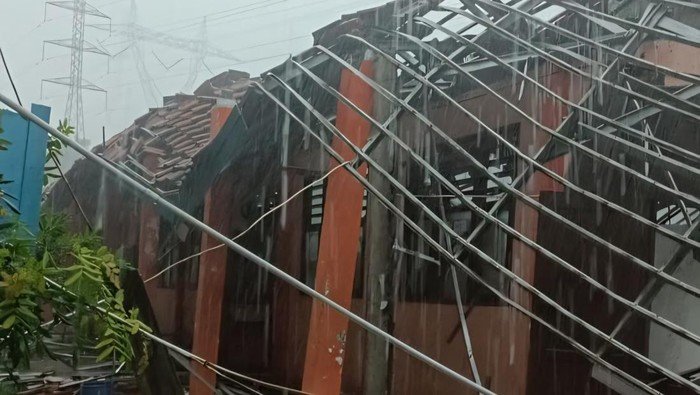 Hujan Deras Nyabu Atap SMKN 1 Gunung Putri, Siswa Terluka Parah