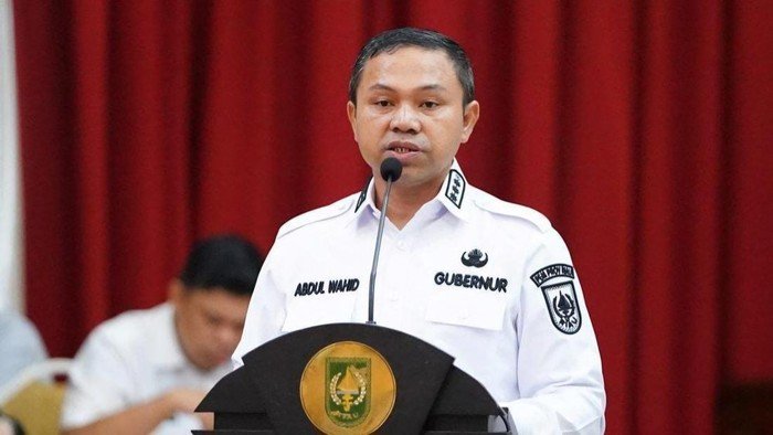 KPK Tancapkan Jarum pada Gubernur Riau: 10 Orang Diamankan dalam Operasi Cerdas!