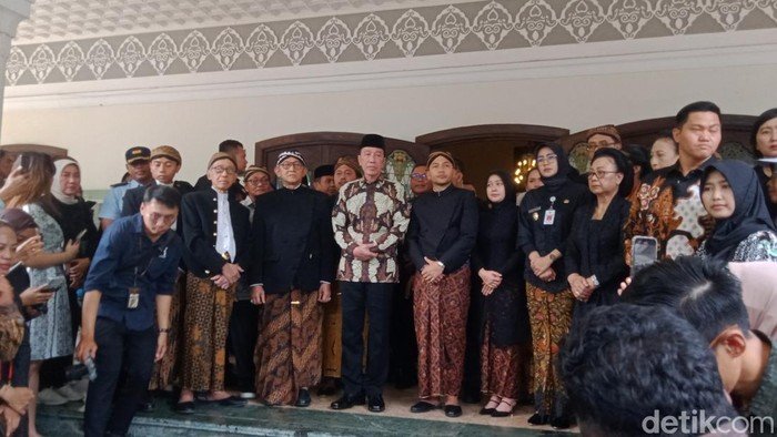 Jokowi Berbagi Duka, Ikut Lepas Jenazah Pakubuwono XIII dari Solo ke Imogiri