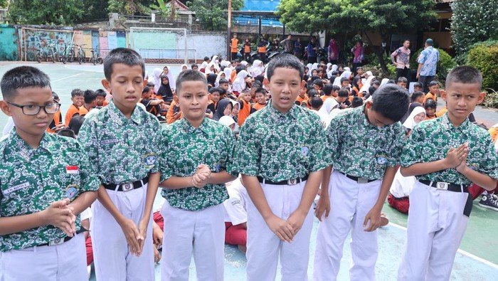 Momen 6 Bocah SD Jujur Serahkan Temuan HP Berujung Award dari Kapolda Metro - Update 3