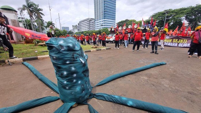 Boneka Gurita di DPR, Tari Jaipong Massa Buruh, Upah Tidak Sebanding dengan Kebutuhan Hidup saat Ini