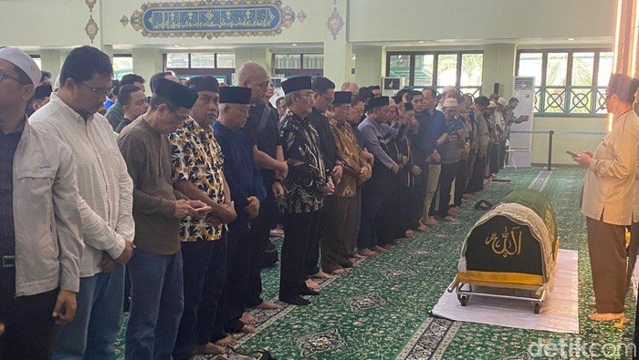 [Jenazah Antasari Azhar Disalatkan di Masjid Serpong, Jimly Hadir dalam Rangkaian Peristiwa Mencekam]