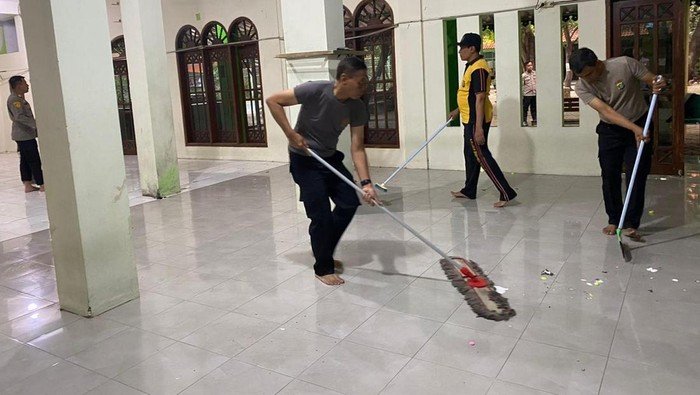 Tragedi Ledakan, Polisi Bersatu Perbaiki Masjid SMAN 72 Jakarta dalam Momen Emas
