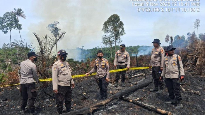 60 Km Perjuangan, Polres Kampar Padamkan Api Karhutla yang Mematikan