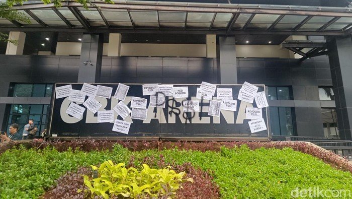 Ultras Garuda Geruduk Kantor PSSI: Erick Thohir Out! Waktu untuk Perubahan Nyata