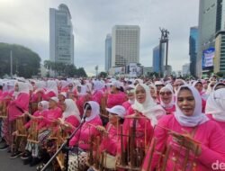 CFD Bundaran HI Dibuat Meriah oleh Ribuan Lansia Serba Pink Main Angklung Massal
