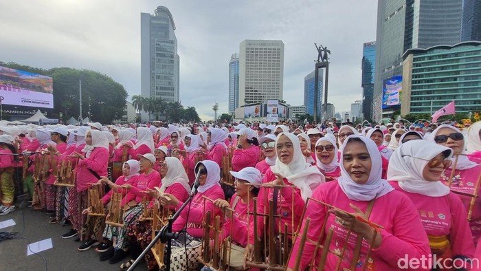 CFD Bundaran HI Dibuat Meriah oleh Ribuan Lansia Serba Pink Main Angklung Massal