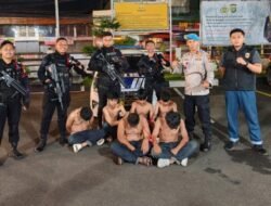 Brimob PMJ Berhasil Menangkap 6 Pria yang Dugaan Tawuran di Ciputat Timur, Beberapa Barang Bukti Disita.