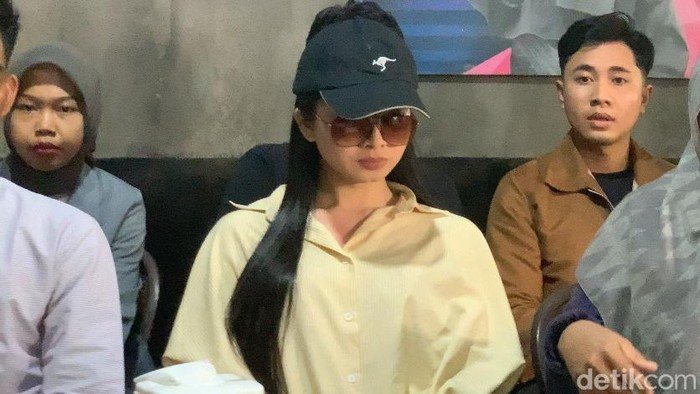 MUA Dea Lipa Terungkap sebagai Pria Bernama Deni, Keluarga Ajak Damai Pasca Kontroversi