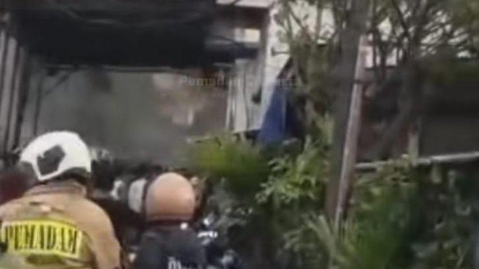 Jatipulo dalam Kebakaran: 50 Rumah Hancur, 14 Orang Menderita, Siapa yang Bertanggungjawab?